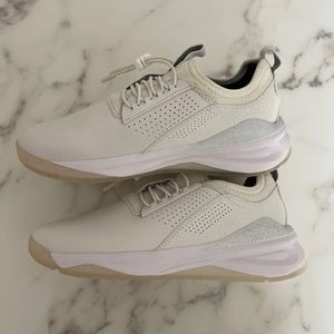 Women’s SZ 7 Clove White Classic Sneaker